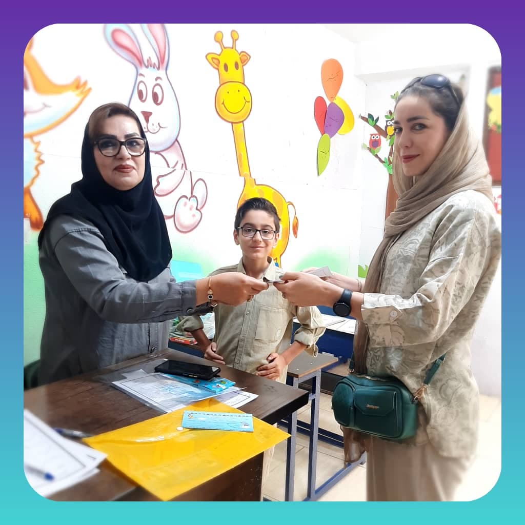 تحویل کارنامه ها به دانش آموزان