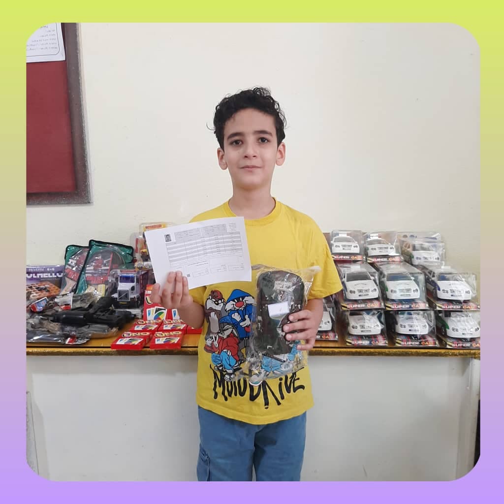 تحویل جوایز پایان سال به دانش آموزان